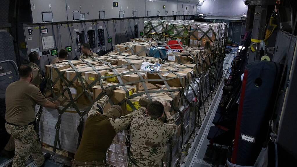 Ein Airbus A400M der deutschen Bundeswehr wird vor dem Flug nach Kabul mit Hilfsgütern beladen.