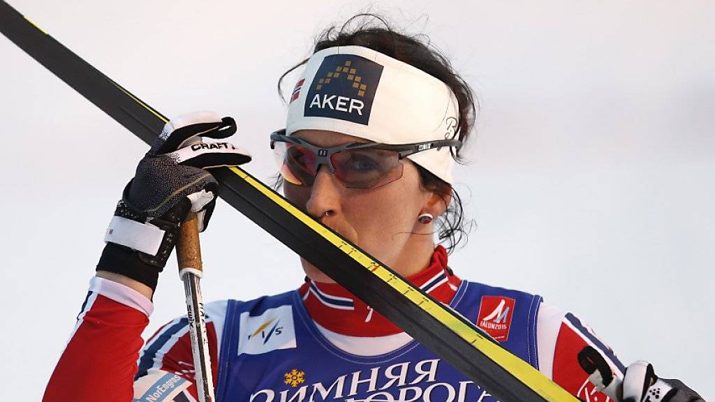 Gute Form und gutes Material: Marit Björgen küsst ihren Ski (Archivaufnahme)