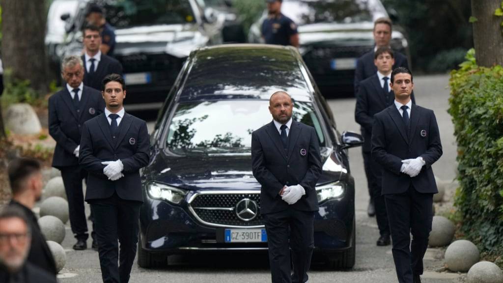 Der Leichenwagen fährt am Ende der Beerdigung des Designers Giorgio Armani in der Kirche San Martino. Foto: Luca Bruno/AP/dpa