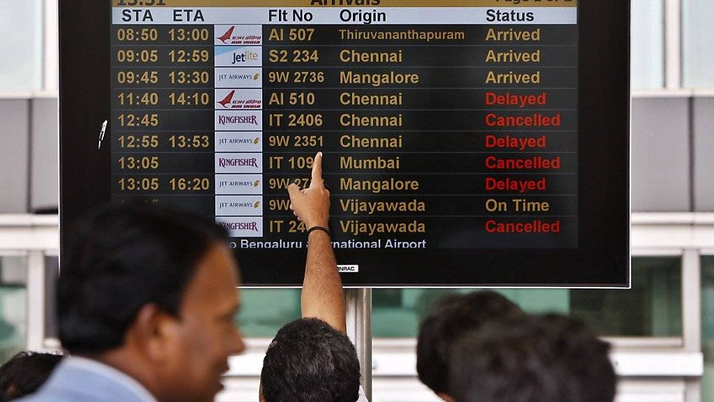 Passagiere am Flughafen in Bangalore. Der Flughafen Zürich verkauft seinen 5-Prozent-Anteil an dem indischen Flughafen.