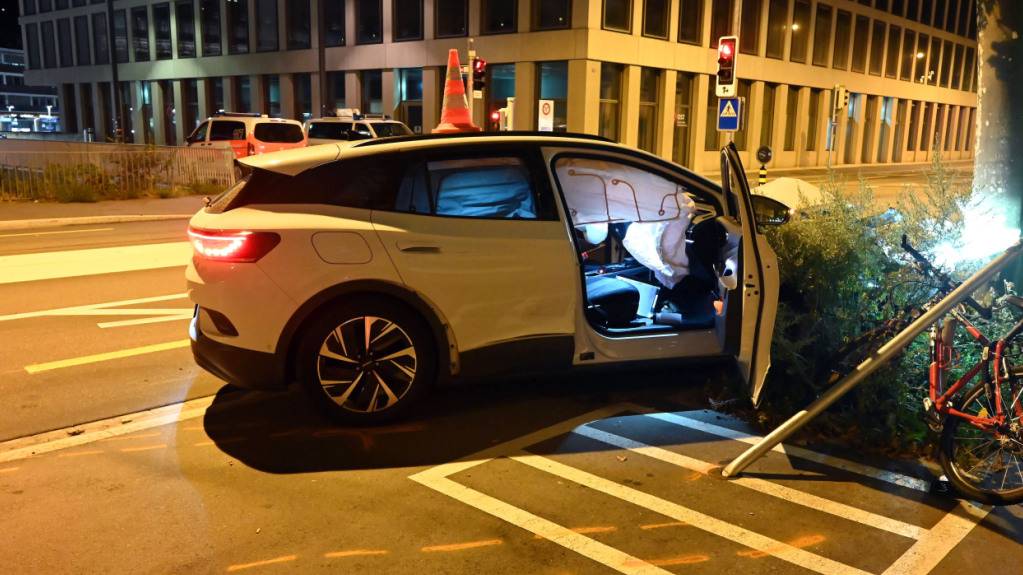 In St. Gallen sind in der Nacht auf Sonntag zwei Polizisten bei einer Verfolgungsjagd verletzt worden.