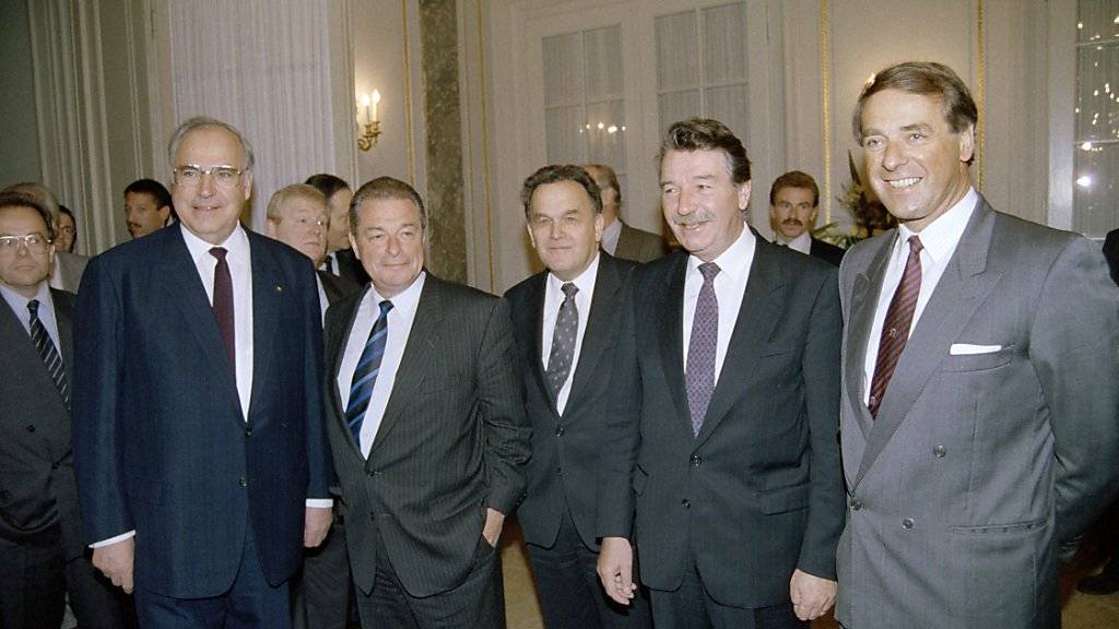 Der verstorbene ehemalige deutsche Bundeskanzler Helmut Kohl bei seinem Staatsbesuch in Bern am 14. April 1989 - flankiert von den Bundesräten Adolf Ogi, Rene Felber, Otto Stich und Jean-Pascal Delamuraz, von rechts nach links. (Archivbild)