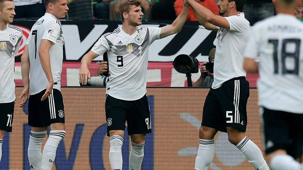 Die deutschen Nationalteam-Kollegen gratulieren Timo Werner mit der Nummer 9 zum Führungstor gegen Saudi-Arabien
