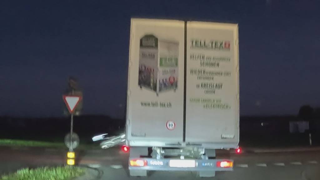 Billigmode wird zum Güselproblem: Kleidercontainer quellen über