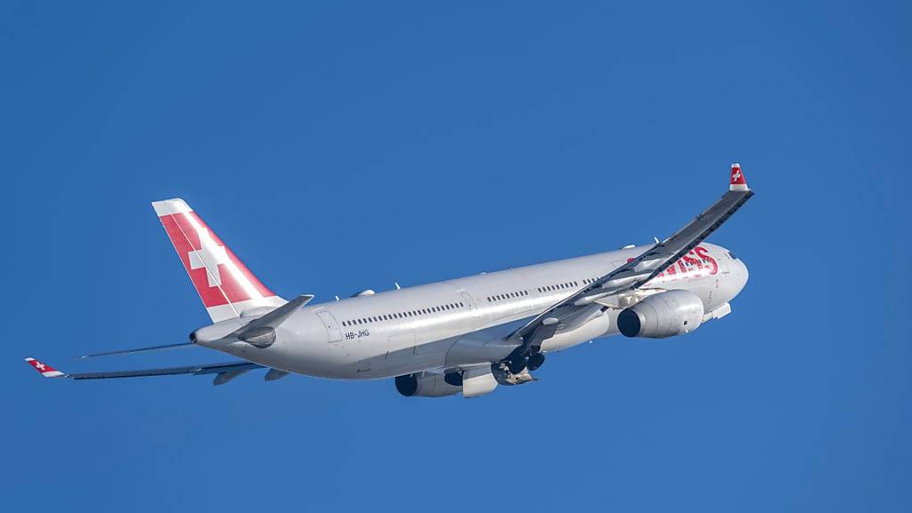 Die Fluggesellschaft Swiss hat wieder so viel Umsatz erwirtschaftet, wie zuletzt vor der Corona-Pandemie. (Symbolbild)