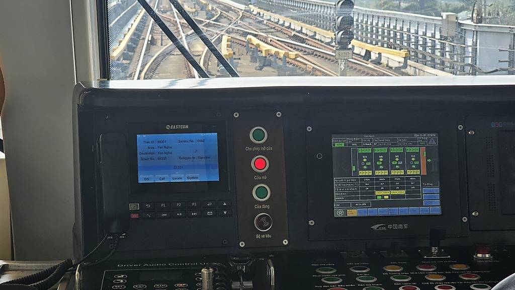 Anzeigetafeln im Führerstand eines Triebwagens des ersten städtischen Eisenbahnsystems. Foto: Bac Pham/dpa
