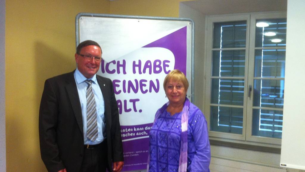 Urs Hürlimann und Marylou Selo stellen die neue Plakat-Kampagne zur psychischen Gesundheit vor.