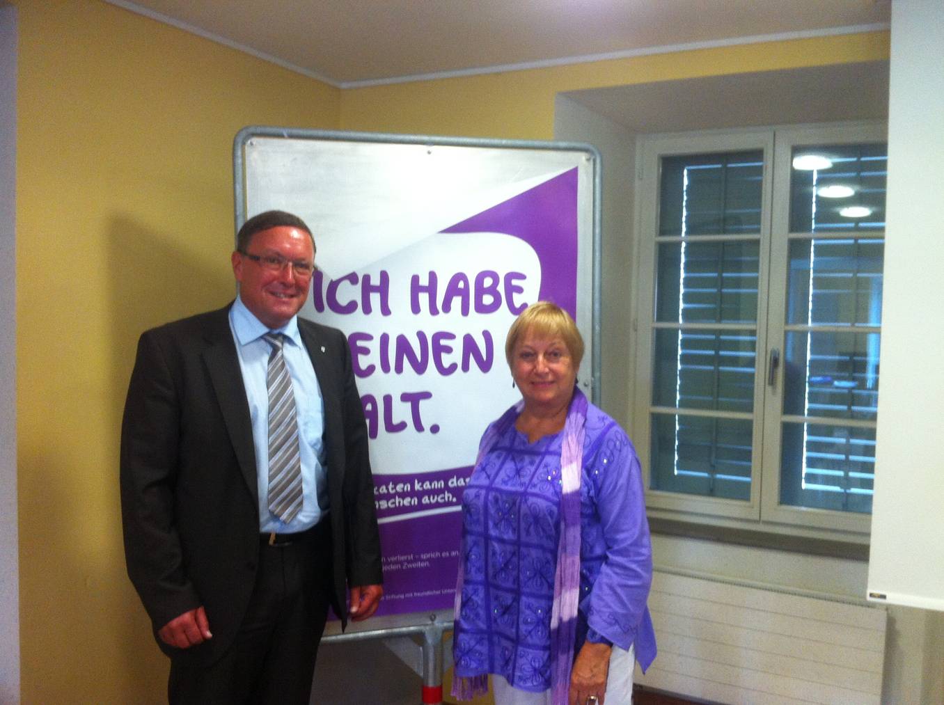 Urs Hürlimann und Marylou Selo stellen die neue Plakat-Kampagne zur psychischen Gesundheit vor.