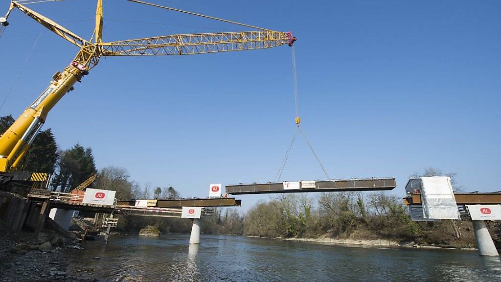 Die neue Gnadenthalbrücke über die Reuss im Kanton Aargau nimmt Form an: Die Versetzungsarbeiten des letzten Stahlbauelements der Reussbrücke sind abgeschlossen.