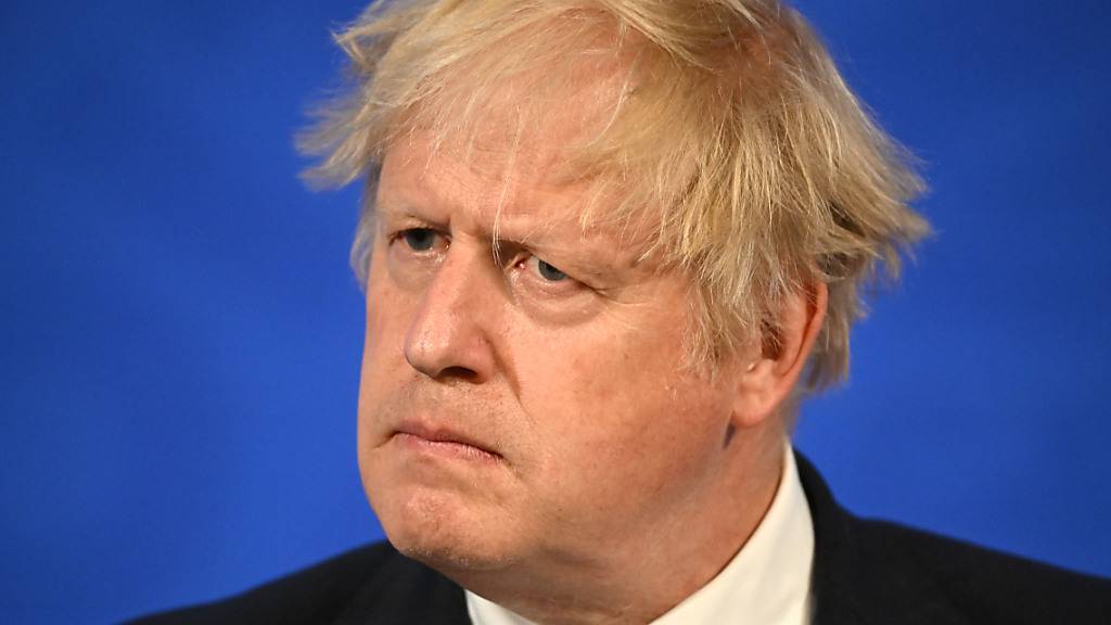 ARCHIV - Boris Johnson, Premierminister von Großbritannien, spricht während einer Pressekonferenz in der Downing Street. Der in der «Partygate»-Affäre stark in die Kritik geratene Johnson muss sich am Montagabend einem Misstrauensvotum seiner Konservativen Partei stellen. Foto: Leon Neal/PA Wire/dpa