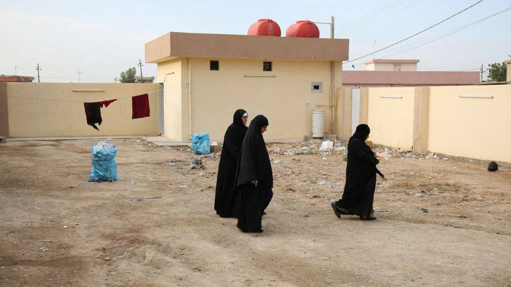 Frauen auf dem Hof einer Moschee ausserhalb der irakischen Stadt Kirkuk. (Symbolbild)