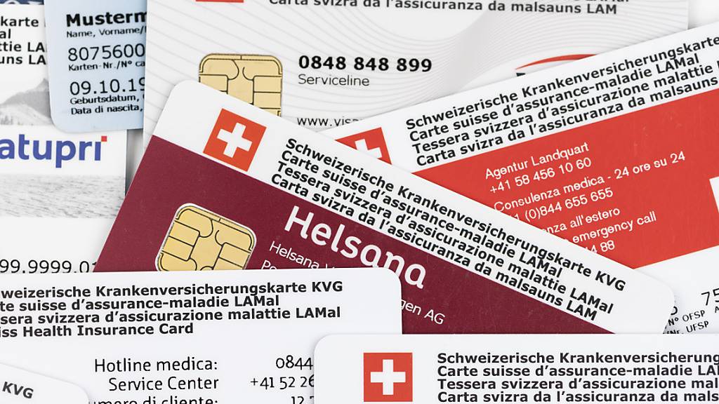 Versicherungskarten von Krankenkassen: In Nidwalden stehen 2021 18 Millionen Franken für die Verbilligung der Prämien zur Verfügung. (Symbolbild)