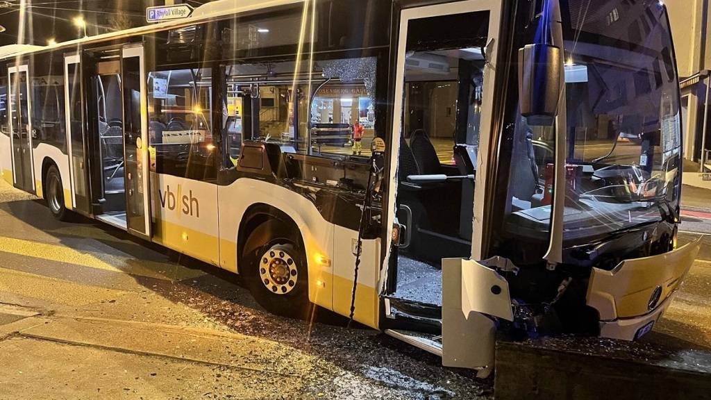 Am Freitagabend (07.03.2025) kam es im Oberdorf von Neuhausen am Rheinfall zu einem Linienbusunfall.