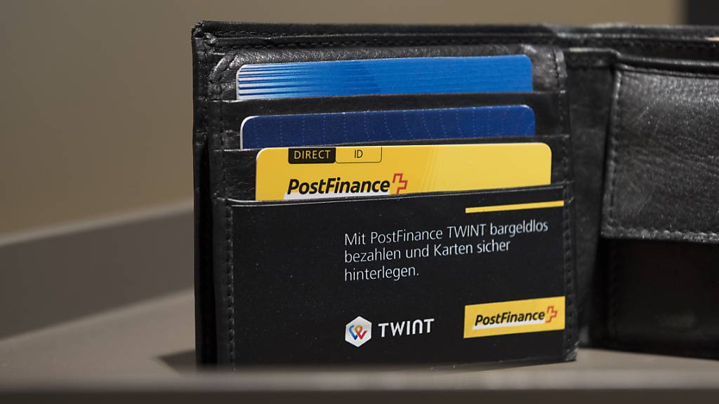 Hat beim Bezahlen die Nase vorn: Die Debitkarte (hier eine von Postfinance). (Symbolbild)