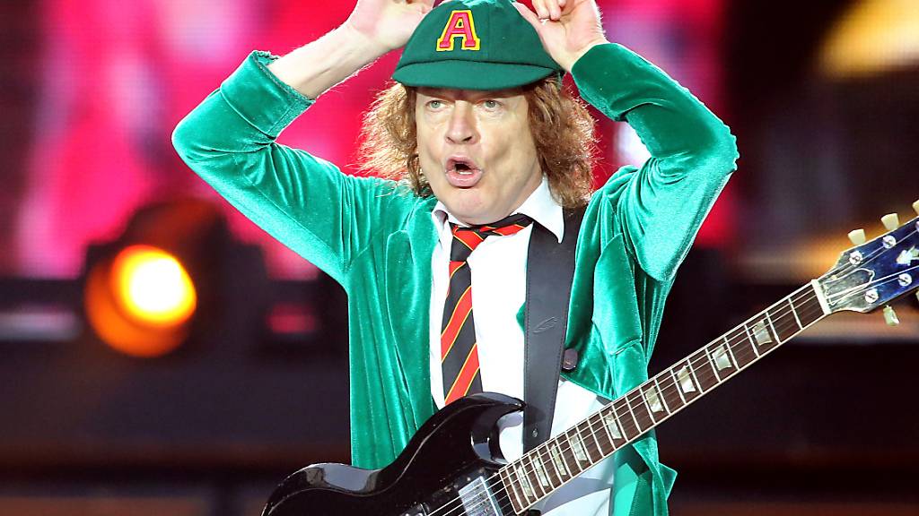 Leadgitarrist Angus Young spielt beim Konzert von AC/DC in der Red Bull Arena. Young ist 68-Jahre alt. (Archivbild)