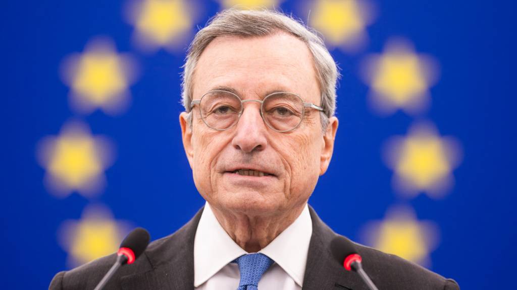 ARCHIV - Mario Draghi, ehemaliger Ministerpräsident von Italien und ehemaliger Präsident der Europäischen Zentralbank (EZB), steht im Plenarsaal des Europäischen Parlaments und spricht. Foto: Philipp von Ditfurth/dpa