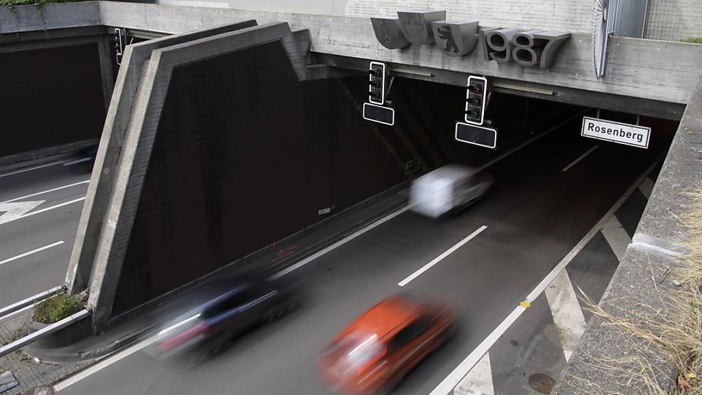 Ein vermeintliches Abstandsmessgerät beim Rosenbergtunnel verunsichert die Autofahrerinnen und Autofahrer.