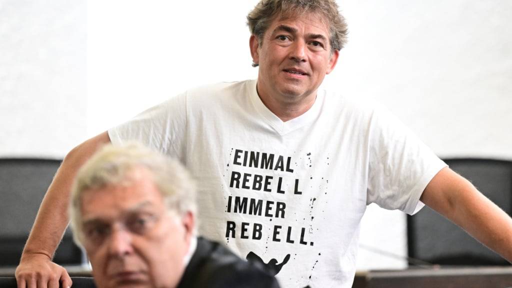 Michael Ballweg, Gründer der «Querdenker» Bewegung, steht vor der Verkündung des Urteils in einem Prozess wegen versuchten Betrugs gegen ihn im Gerichtssaal. Foto: Bernd Weißbrod/dpa POOL/dpa
