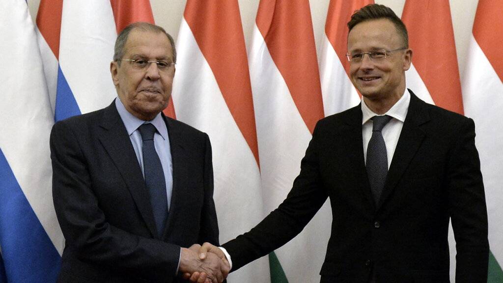 ARCHIV - Sergej Lawrow (links), Außenminister von Russland, und Peter Szijjarto, Außenminister von Ungarn, bei einm Treffen im Jahr 2021. Foto: Lajos Soos/MTI/AP/dpa/Archivbild