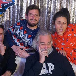 Was hat eines der Murmelis auf dem Arm tättowiert?