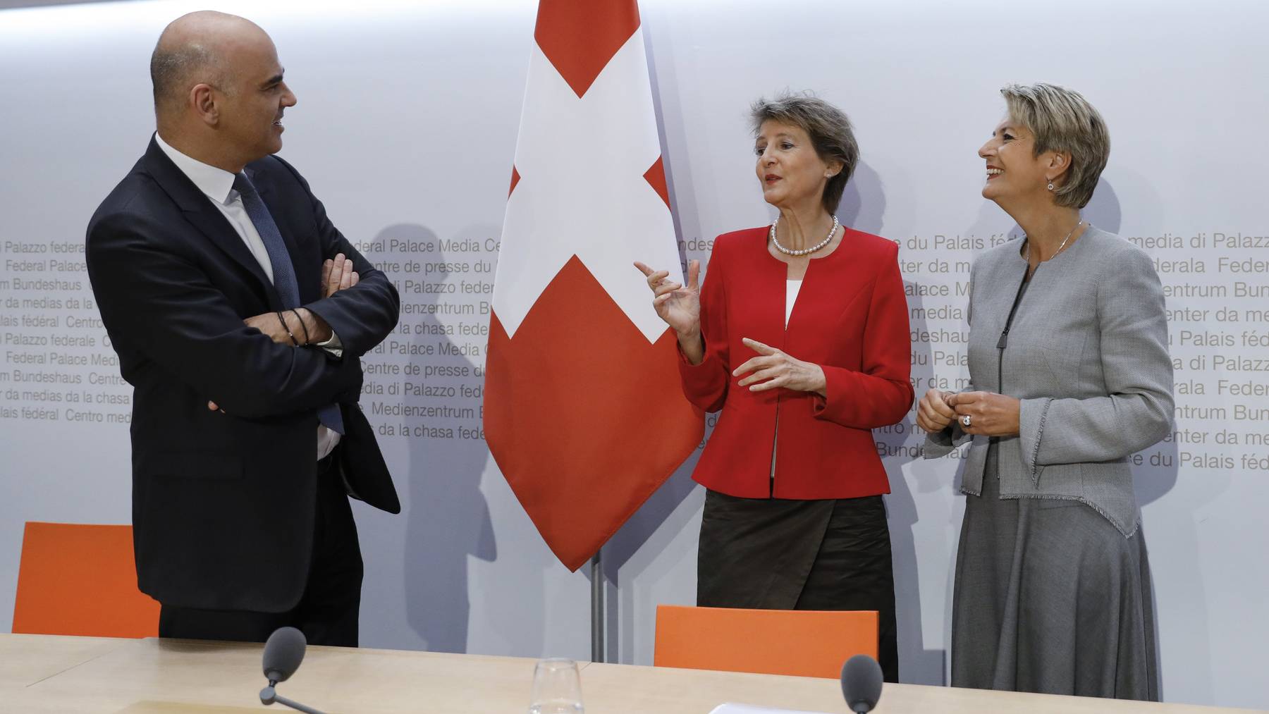 Simonetta Sommaruga (Mitte), diskutiert mit Bundesrat Alain Berset und Karin Keller-Sutter nach der Medienkonferenz zu den weiteren Lockerungsschritten.