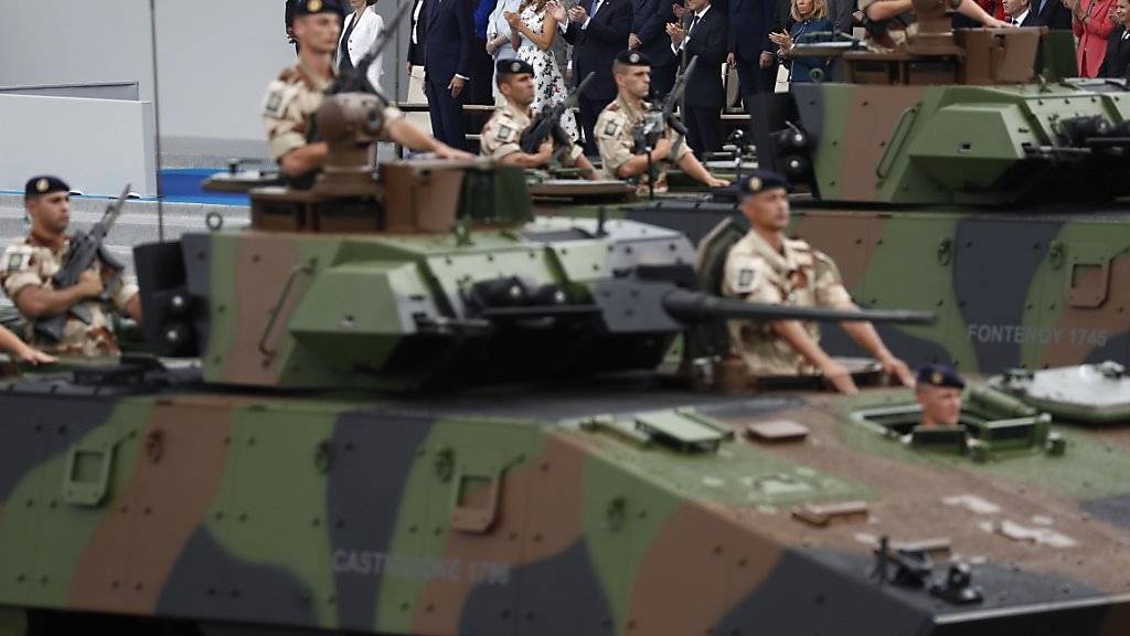 Die Militärparade in Paris im vergangenen Jahr hat Trump offenbar gefallen - nun will er auch die US-Streitkräfte mit einer Parade ehren. (Archiv)