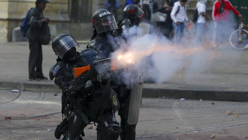 Polizisten feuern im Zentrum von Bogota Gaspatronen gegen demonstrierende Regierungsgegner ab.