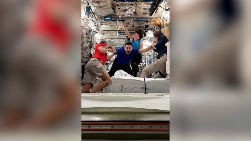 Touchdown im All: Astronauten spielen Football auf der ISS