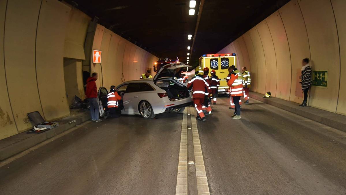 Der Unfallwagen kollidierte im San Bernardinotunnel auf beiden Seiten mit der Tunnelwand.