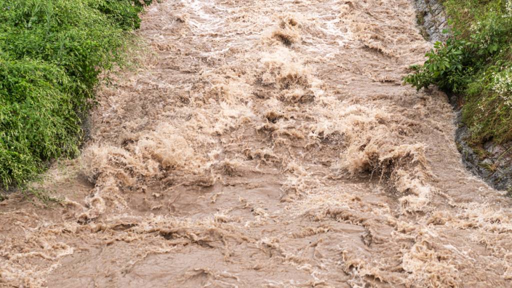 Die Gemeinde Kriens LU verbreitert den Houelbach, um die Gefahr eines Hochwassers zu verringern. (Symbolbild)