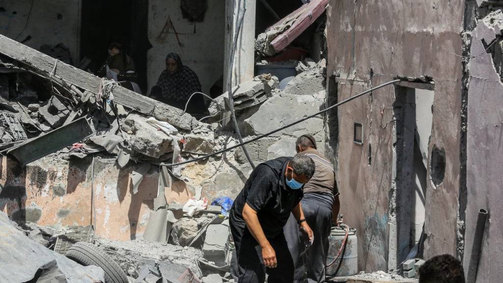 ARCHIV - Palästinenser inspizieren die Schäden, die ein israelischer Luftangriff auf mehrere Häuser in einem Lager westlich von Khan Yunis verursacht hat. Foto: Abed Rahim Khatib/dpa