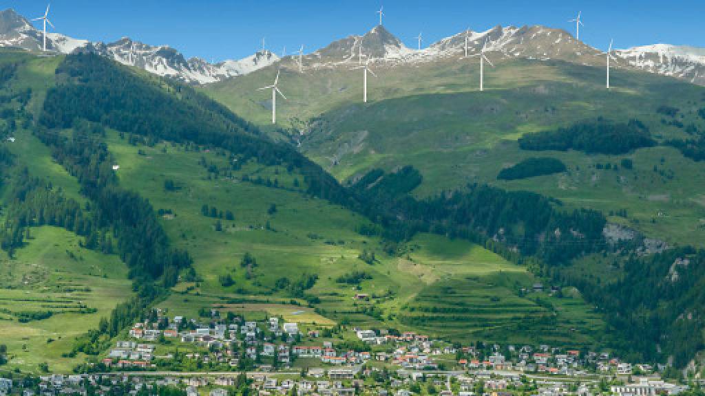 In verschiedenen Visualisierungen wollte die Bündner SVP aufzeigen, wie solche Windparks aussehen könnten. Man habe natürlich mit dem Maximum gearbeitet und sei sich bewusst, dass künftige Windparks nicht genau so aussehen würden, hiess es damals auf Anfrage.