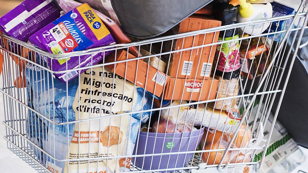 Die Versorgung mit Lebensmitteln ist laut Migros, Coop und Co. gesichert - Hamsterkäufe seien daher nicht nötig. (Archiv)