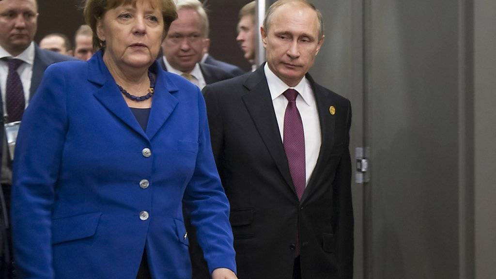 Kanzlerin Merkel und Präsident Putin vor ihrem Gespräch am Rande des G20-Gipfels in der Türkei. Sie haben über Syrien und die Ukaine diskutiert.