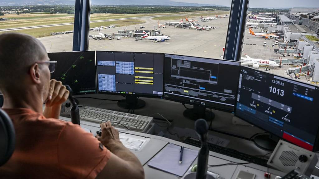 Das Flugsicherungsunternehmen Skyguide hat in der Nacht auf Mittwoch um 0.30 Uhr den Luftraum im Raum Genf wieder freigegeben. Die Betriebskapazität wurde vorerst um die Hälfte reduziert. (Archivbild)