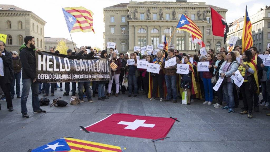 Mehrere Redner wandten sich an die rund 200 Personen, die auf dem Bundesplatz in Bern für ein unabhängiges Katalonien demonstrierten.