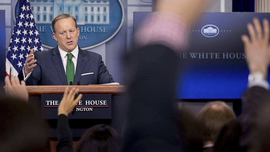 Die Medienleute haben viele Fragen an den Präsidentensprecher Sean Spicer