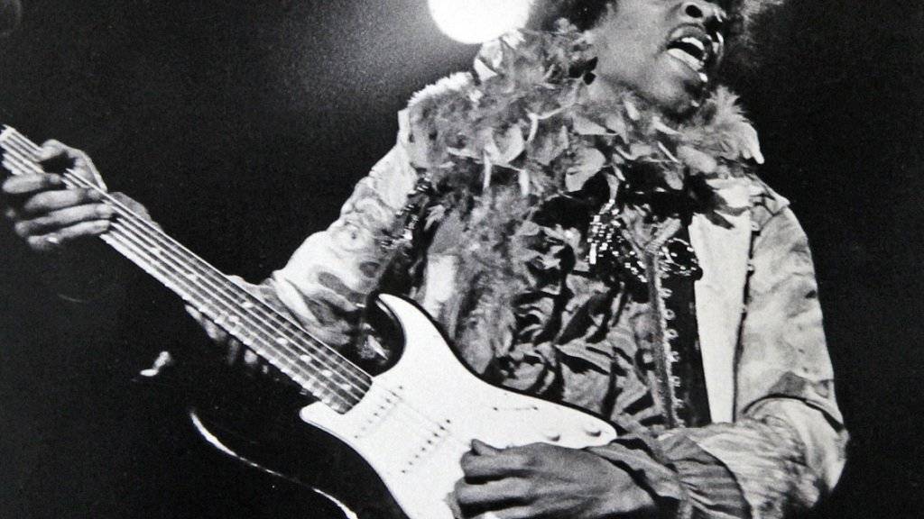 Jimi Hendrix beim Monterey Pop Festival 1967.  Zehn unveröffentlichte Lieder des 1970 verstorbenen Rockstars werden ab März in einem neuen Album auf den Markt gebracht. (Archiv /Keystone)