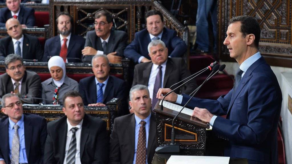 Syriens Machthaber Baschar al-Assad vor dem neu gewählten Parlament