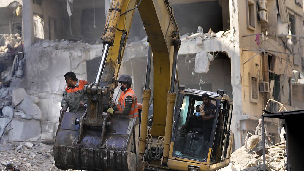 Rettungskräfte suchen in Beirut nach Opfern. Foto: Hussein Malla/AP