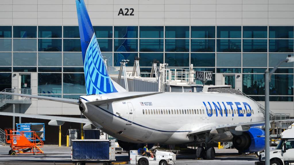 United senkt Gewinnprognose wegen hoher Kerosinpreise