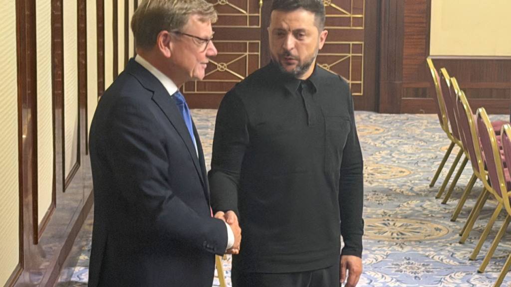 Bundesaußenminister Johann Wadephul (CDU, l) und Wolodymyr Selenskyj, Präsident der Ukraine, treffen bei einer Veranstaltung zusammen. Foto: Michael Fischer/dpa