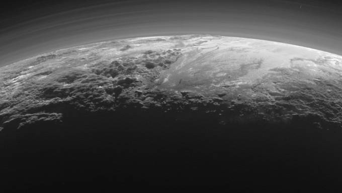 Pluto-Bild zeigt Stickstoff-Nebel und Eiskreislauf