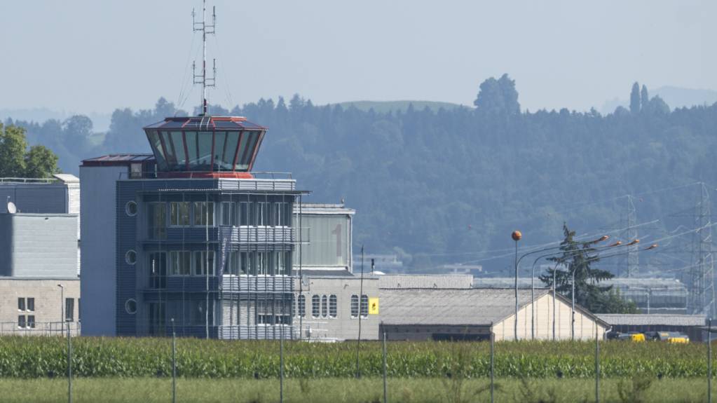 Das Areal des Flugplatzes in Emmen soll künftig besser vor Hochwasser geschützt werden. (Archivbild)