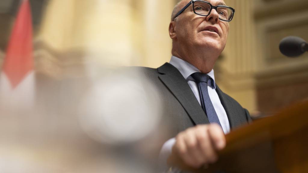 Verteidigungsminister Martin Pfister nimmt die Kritik der parlamentarischen Oberaufsicht zur F-35-Fixpreis-Kritik ernst. Der Bundesrat wehrt sich aber gleichzeitig gegen Vorwürfe. (Archivbild)