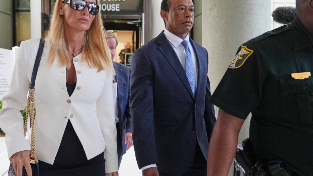 Tiger Woods beim Gerichtstermin am Mittwoch in Begleitung seiner Freundin Vanessa Trump