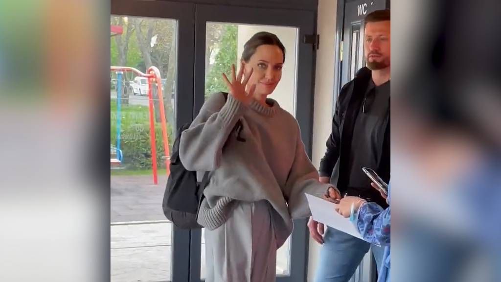 Angelina Jolie besucht Flüchtende in Lwiw
