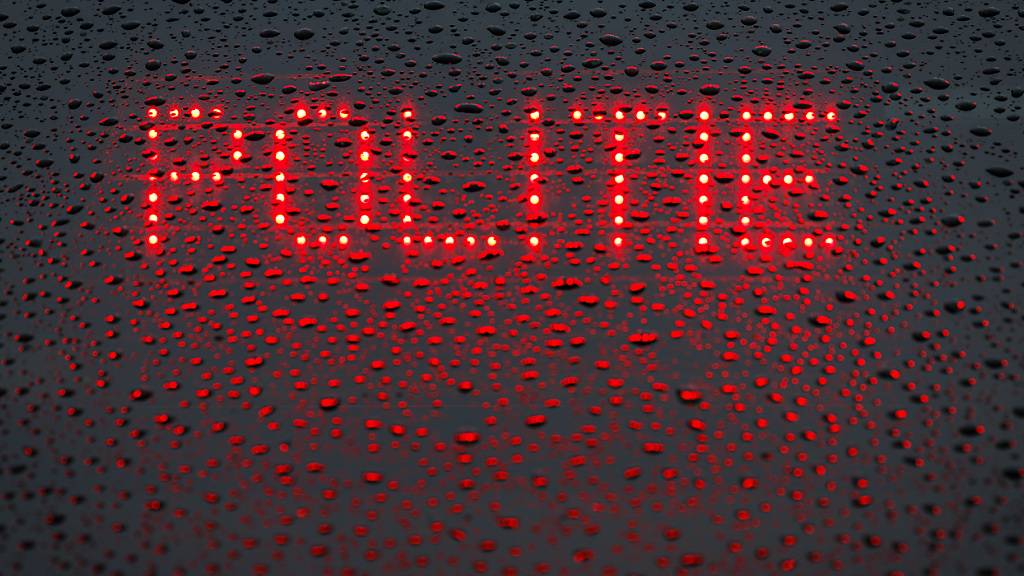 ARCHIV - Das niederländische Wort «Politie» («Polizei») wird in der Heckscheibe von einem Einsatzfahrzeug angezeigt. Foto: Friso Gentsch/dpa