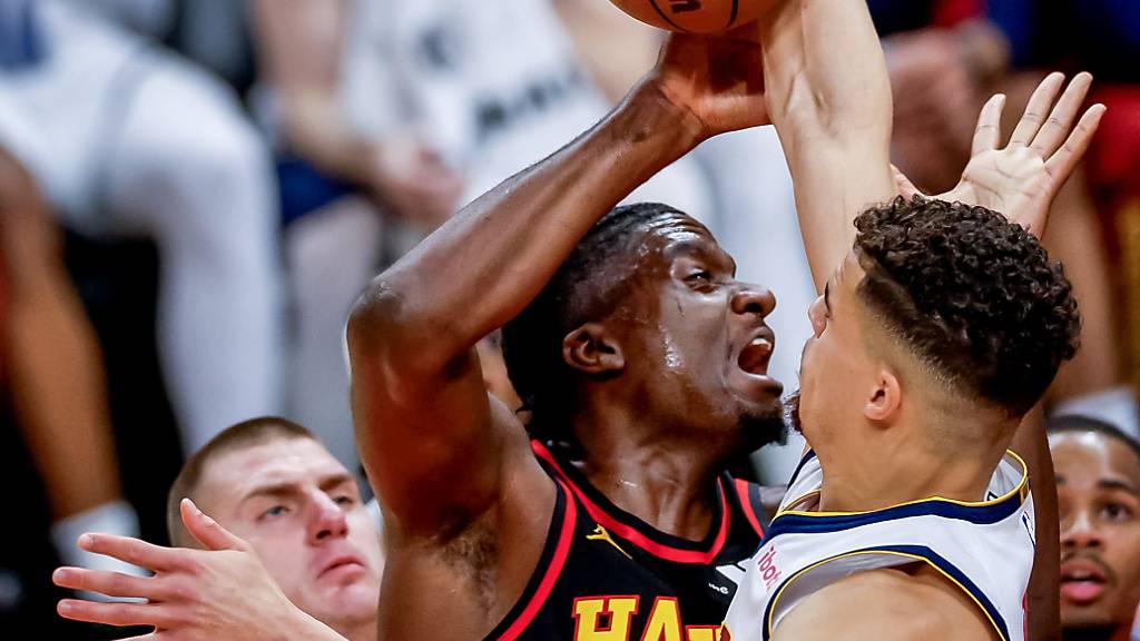 Clint Capela (Mitte) musste sich mit den Hawks zum vierten Mal hintereinander geschlagen geben