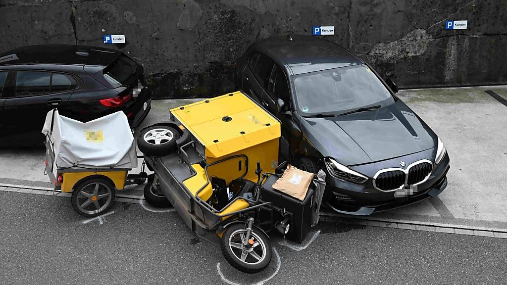 Der Pöstler wurde unter dem schweren Dreirad eingeklemmt und musste von der Feuerwehr befreit werden.